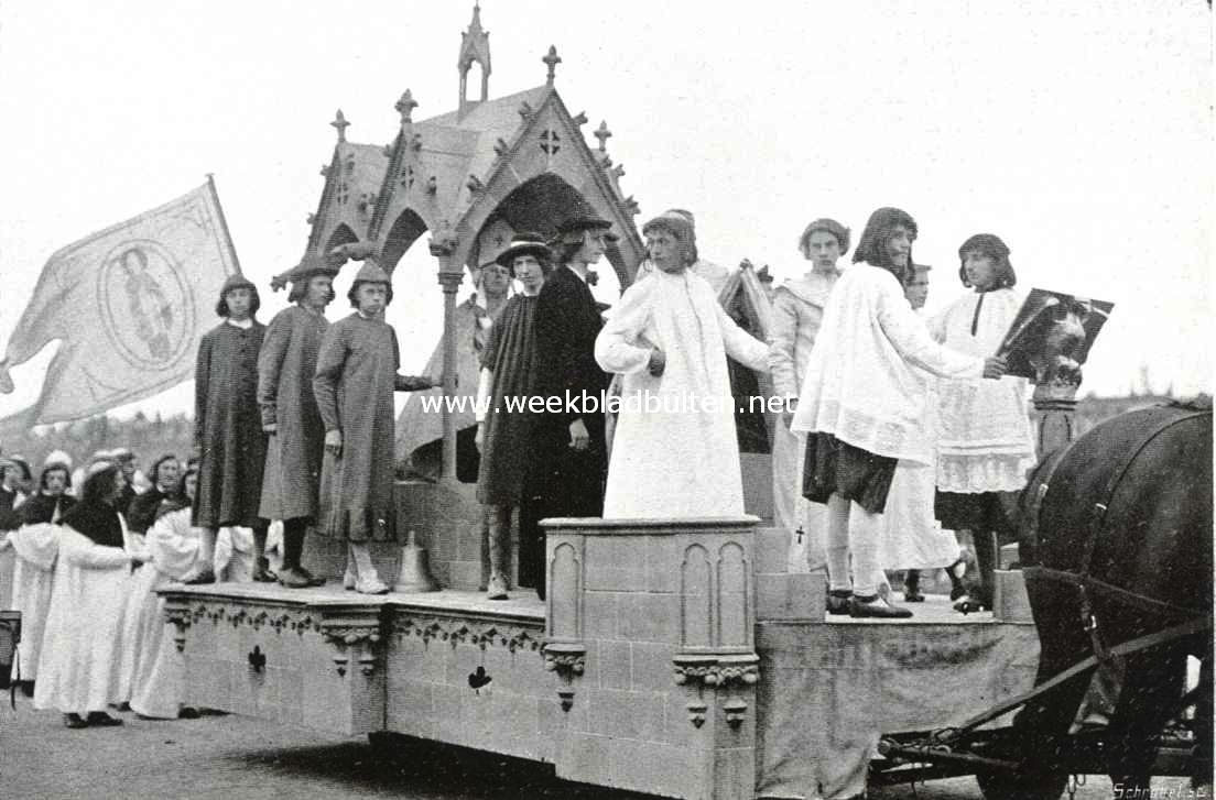 De praalwagen van het steenhouwers- en metselaarsgilde en het klokkengietersgilde, achter den wagen: monnikenkoor. De Nationaal Historische Optocht te 's Gravenhage op 5 September l.l.