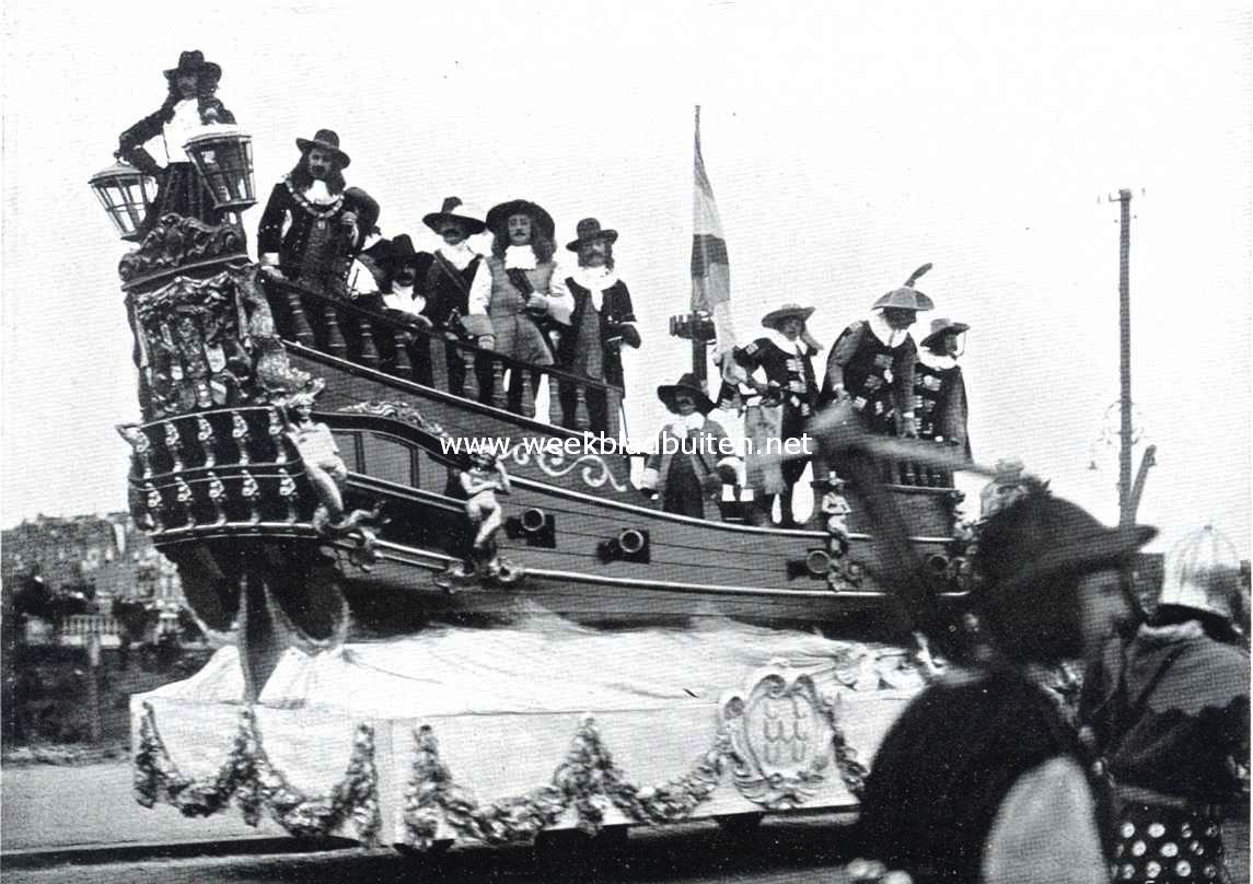 De Nationaal Historische Optocht te 's Gravenhage op 5 September l.l. De praalwagens der zeehelden. De tweede persoon van links: Michiel Adraansz. De Ruijter (de heer M.A. van Tilburg)