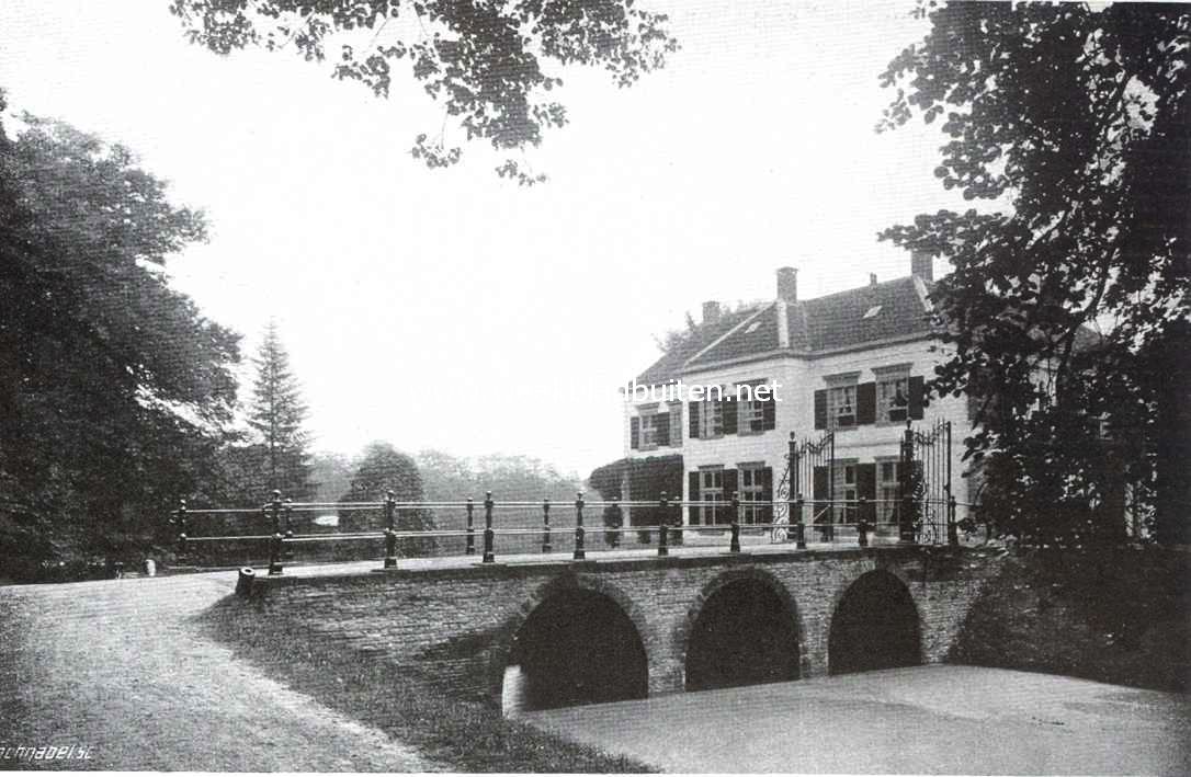 Bergen in Kennemerland. Het Hof van Bergen met de oude brugbogen