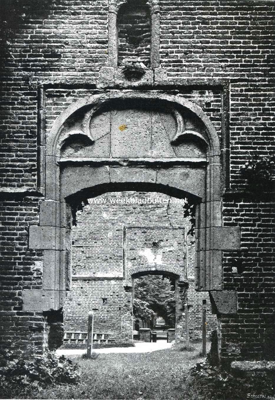 Bergen in Kennemerland. Poort-doorkijk in de kerk-rune te Bergen
