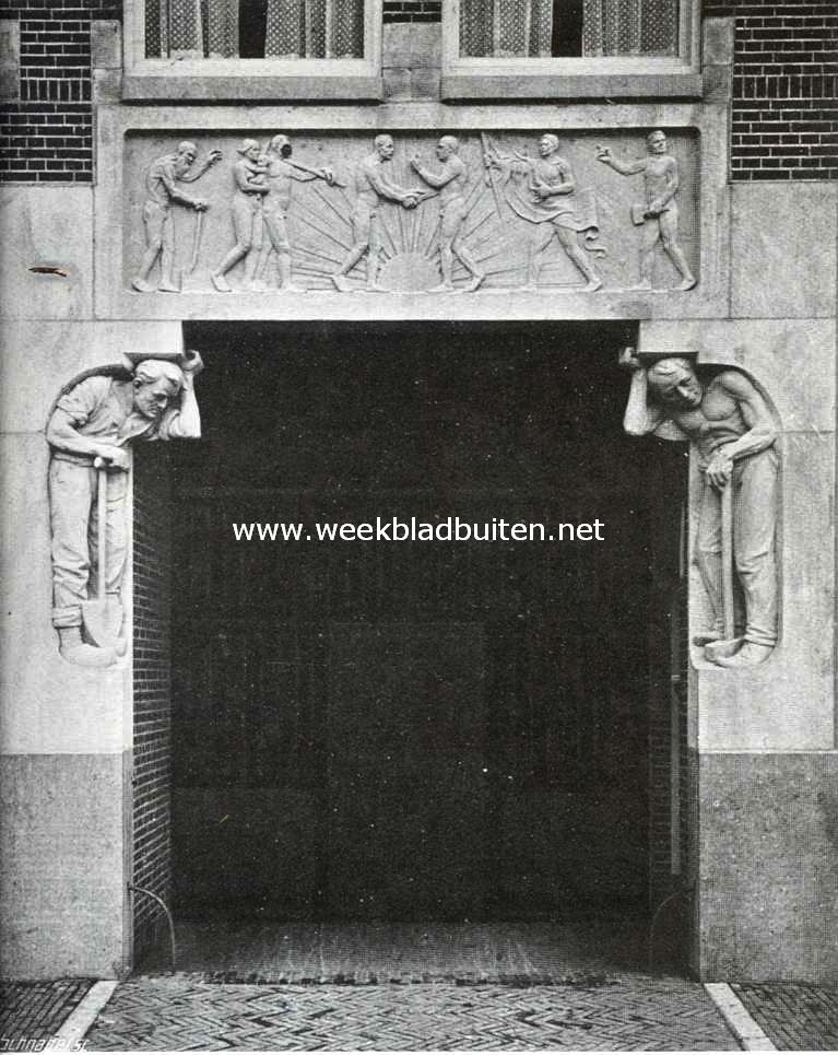 De groote inrijpoort van het gebouw der arbeiders-coperatie 