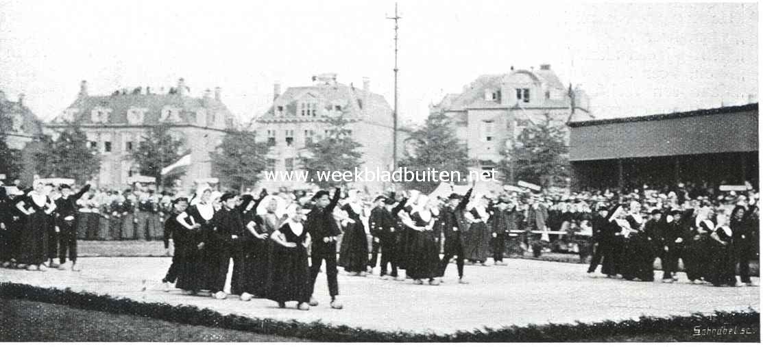 Het feest in nationale kleederdrachten te Amsterdam. De Zeeuwsche boerendans, uitgevoerd door veertig kinderen uit Middelburg, onder leiding van de heeren J. Morks en C.J. Mazure 1