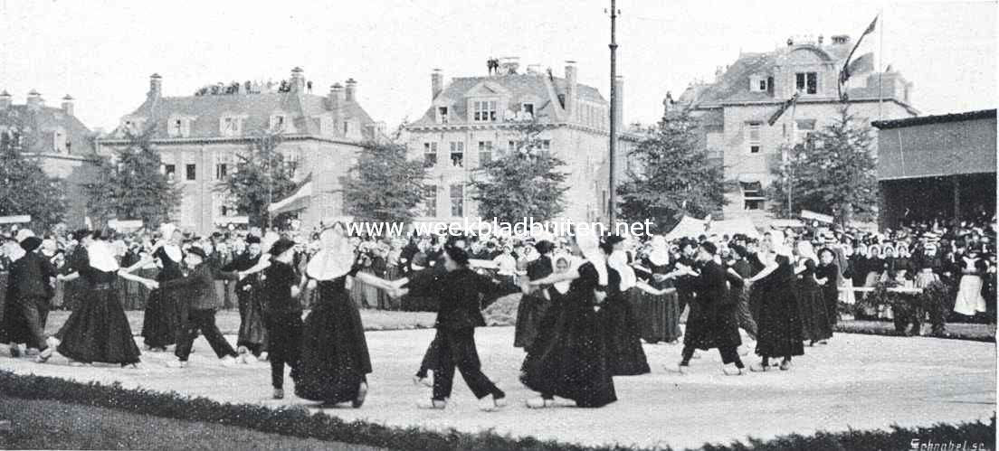Het feest in nationale kleederdrachten te Amsterdam. De Zeeuwsche boerendans, uitgevoerd door veertig kinderen uit Middelburg, onder leiding van de heeren J. Morks en C.J. Mazure 2