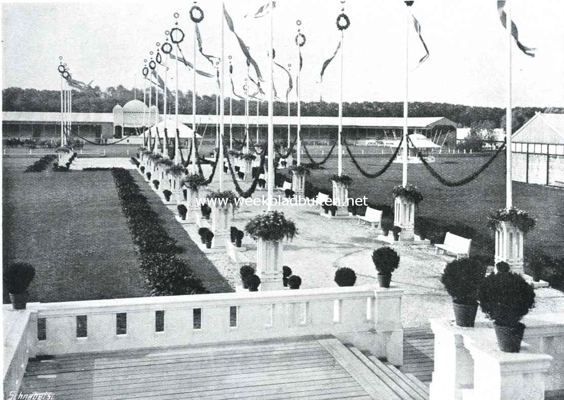 De Landbouwtentoonstelling te Scheveningen. Een kijkje van het terras