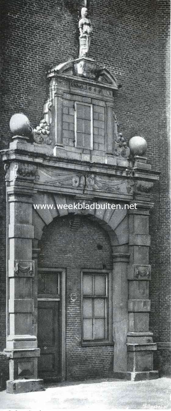 De Zuiderpoort of Dromedaris te Enkhuizen. De portiek aan de stadszijde