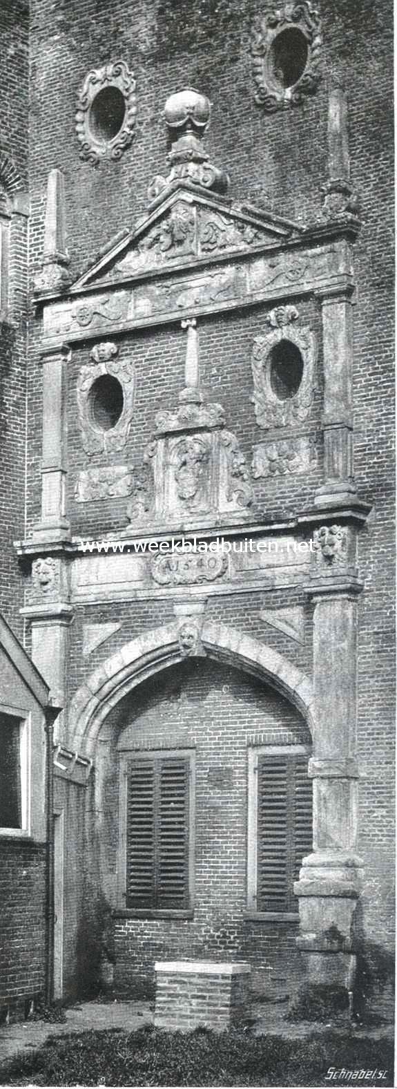 De Zuiderpoort of Dromedaris te Enkhuizen. De portiek aan de zeezijde