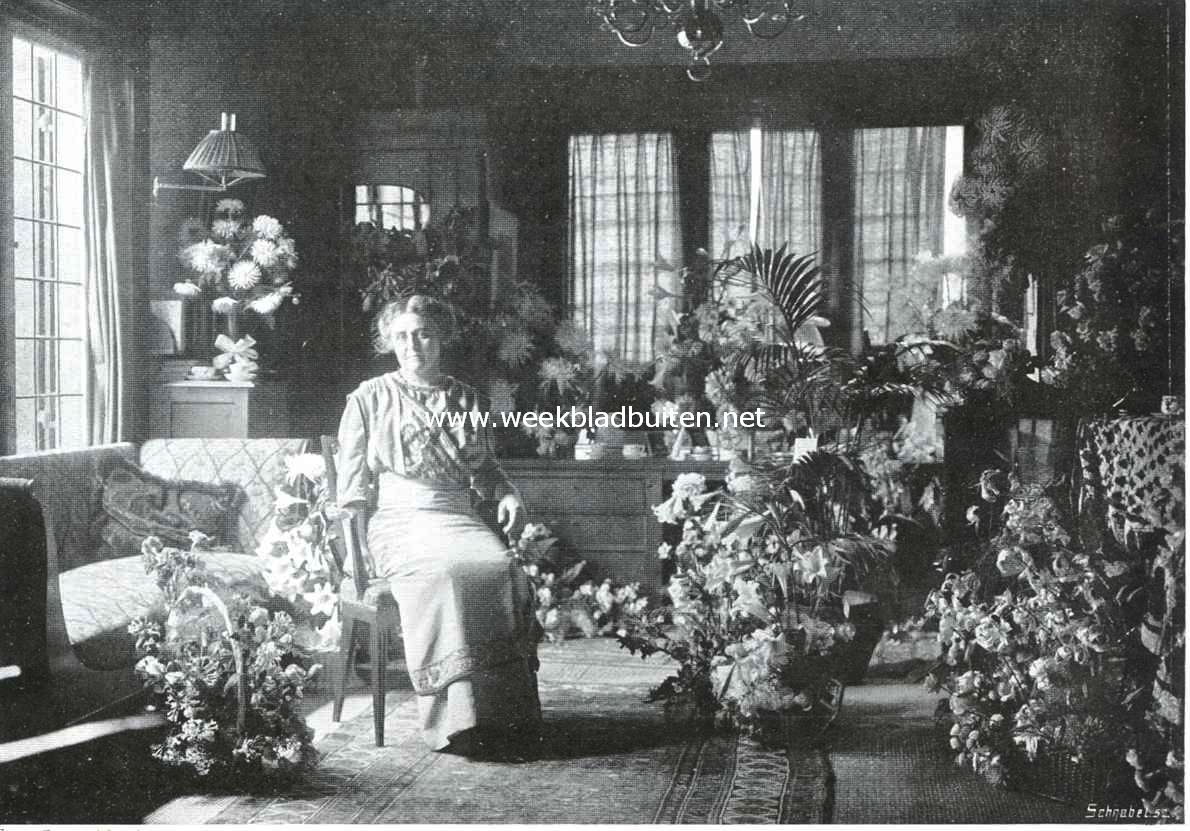 Mevrouw A. Noordewier-Reddingius te midden van de haar op 11 September gebrachte bloemenhulde in haar woning te Hilversum