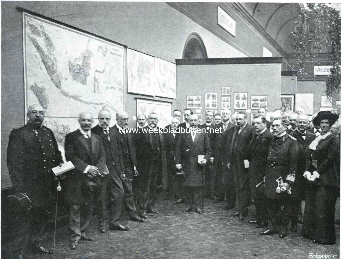 De opening van het door het Kon. Aardrijkskundig Genootschap ingerichte tentoonstelling op aardrijkskundig gebied. No. 3 van links: Mr. Pleyte, Minister van Kolonin, in het midden Gen. van Heutz. No. 5 van rechts Minister van Marine Rambonnet