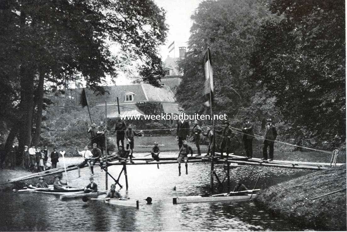 Jeugdige bruggenbouwers. Brug over den slotvijver te Zeist geslagen door de afdeeling Zeist van den Nederlandschen Padvinders Bond