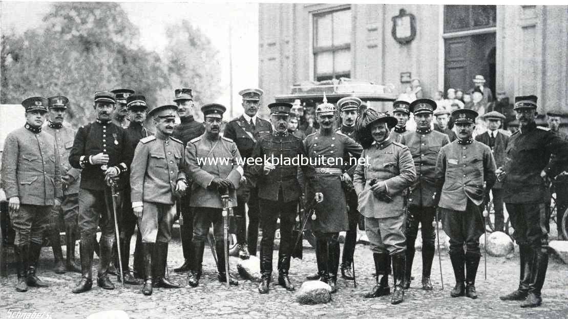De buitenlandsche officieren, die de legermanoeuvres bijwoonden, te midden van hunne Nederlandsche collega's