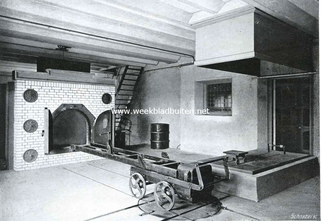 Het crematorium te Velsen. De ovenkamer van het crematorium. Links: de geopende oven; rechts: de (geheel gedaalde) lift, welke de kist van de uit de treurhal naar beneden doet dalen. In het midden het wagentje dat de kist van de lift in den oven transporteert