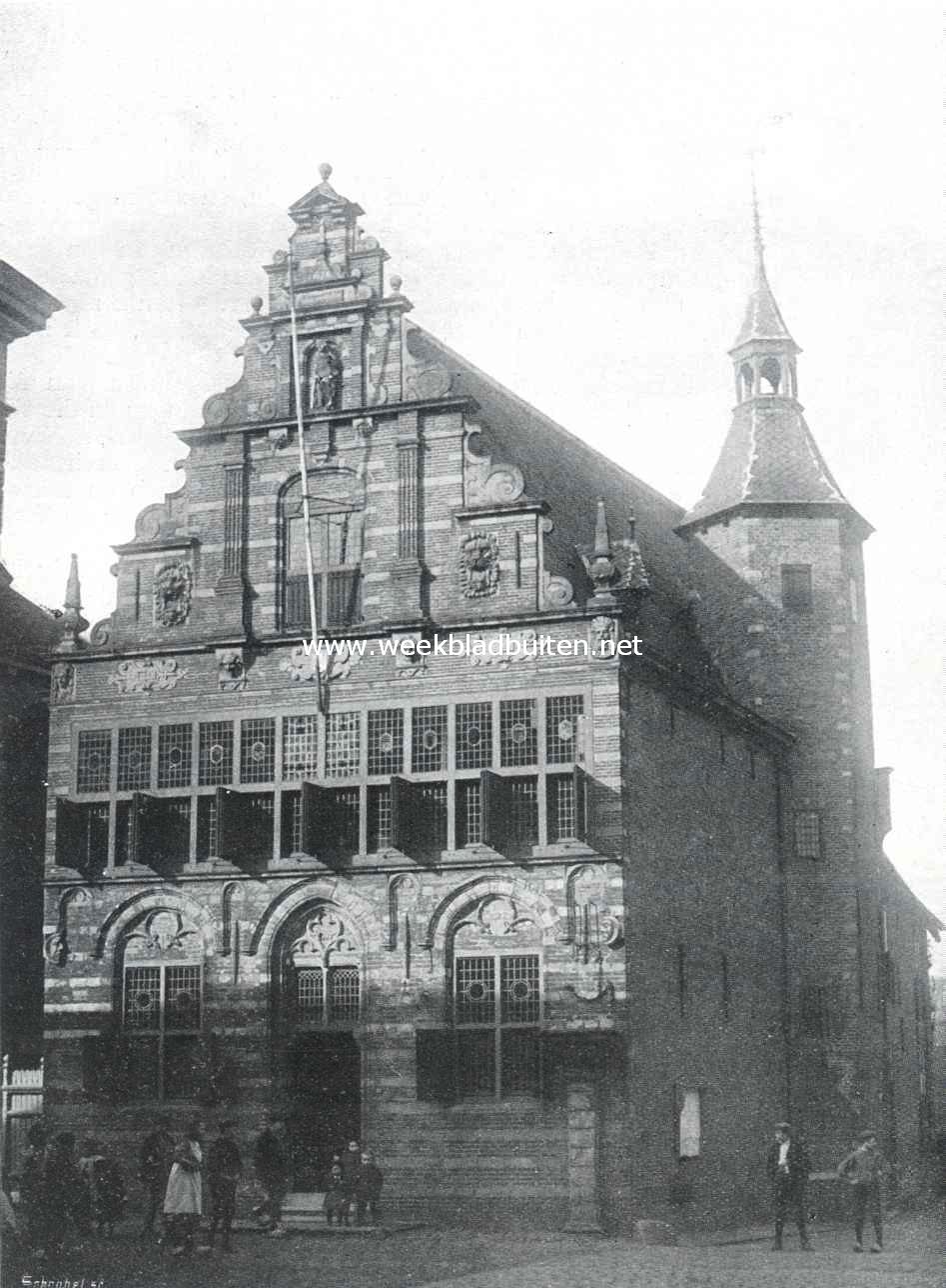 Sloopend herboren-Nederland. Het oude stadhuis (thans Kantongerecht) te Woerden, een van de vele mooie bouwwerken, door het krachtig optreden van Victor de Stuers uit de handen van sloopers gered