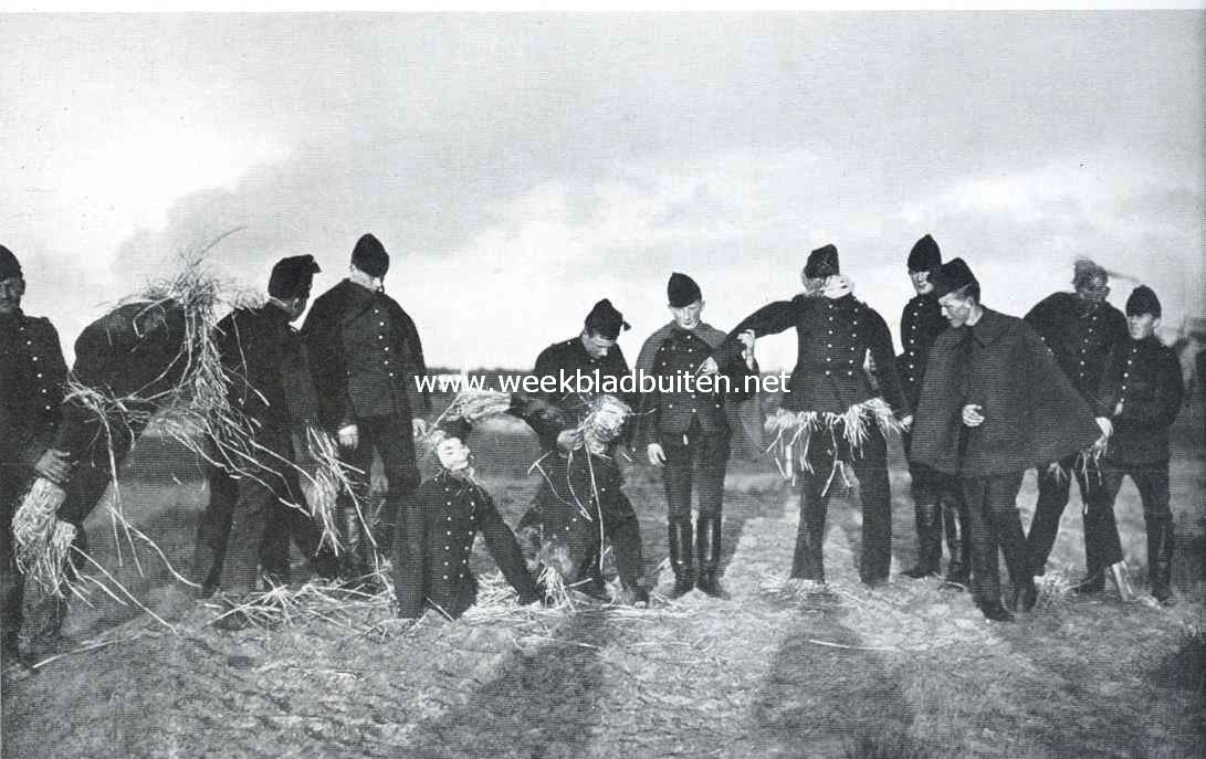 Hippisch feest der Utrechtsche Jachtvereeniging. De poppen tusschen de manschappen