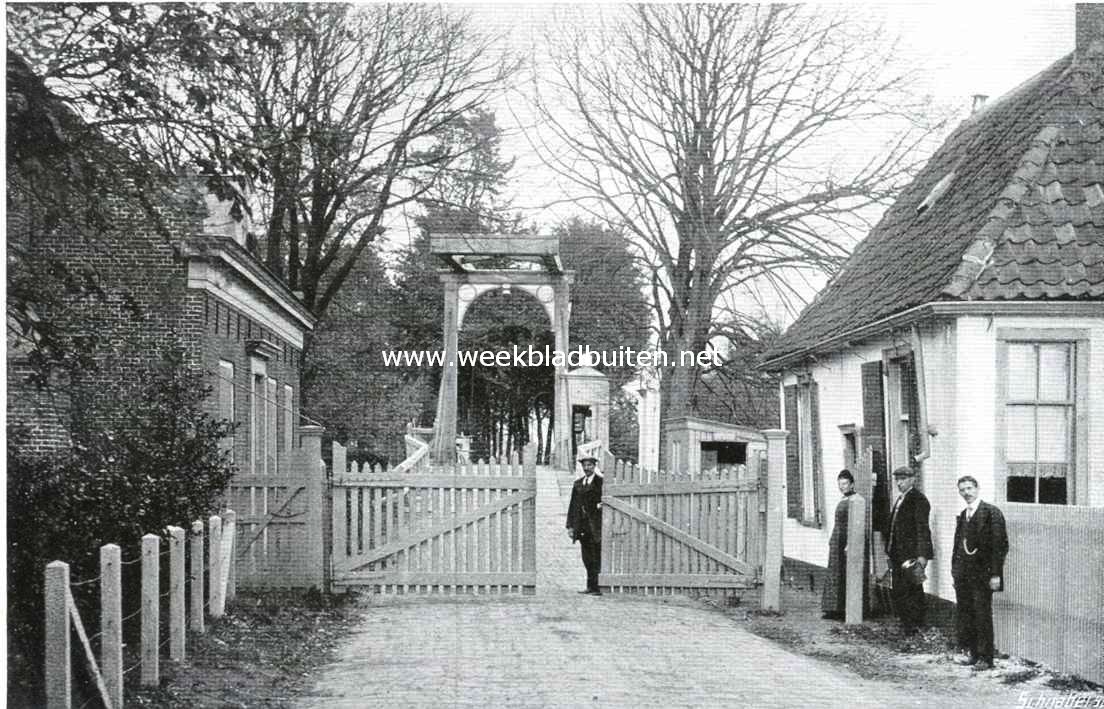 De gehate tol aan de Haagsche Schouw onder Voorschoten, in den Rijksstraatweg Den Haag - Haarlem. Dezer dagen brachten de bladen het heuglijk bericht dat deze reeds van 1628  af bestaande tol met zijn hooge tarieven en zijn tergend langzamen tolbaas voor f 75.000 door het Rijk is aangekocht