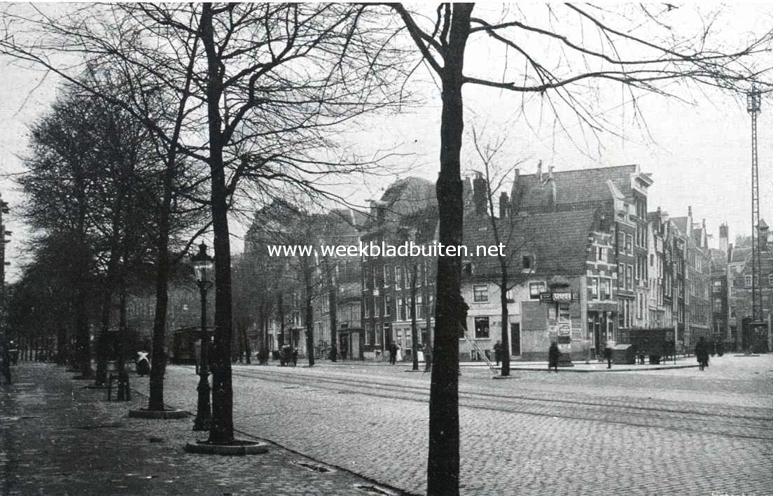 De Leidsche Gracht bedreigd. De N.Z. Voorburgwal bij de Nieuwezijdskolk, gedempt. Men vergelijke dit stadsbeeld met het boven op deze bladzijde geplaatste en men zal begrijpen, dat alleen reeds om aesthetische redenen de Leidsche Gracht niet gedempt mg worden