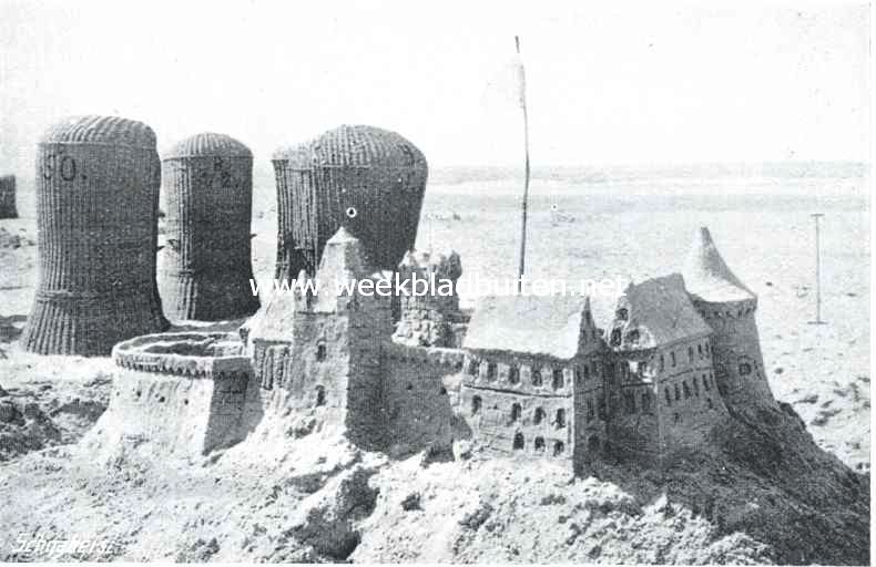 Reproductie in zand van het slot Bentheim, gebouwd op het strand voor Bergen aan Zee bij het in den afgeloopen zomer daar gehouden strandfeest. Den jeugdigen bouwmeester werd hiervoor een uitzonderingsprijs toegekend
