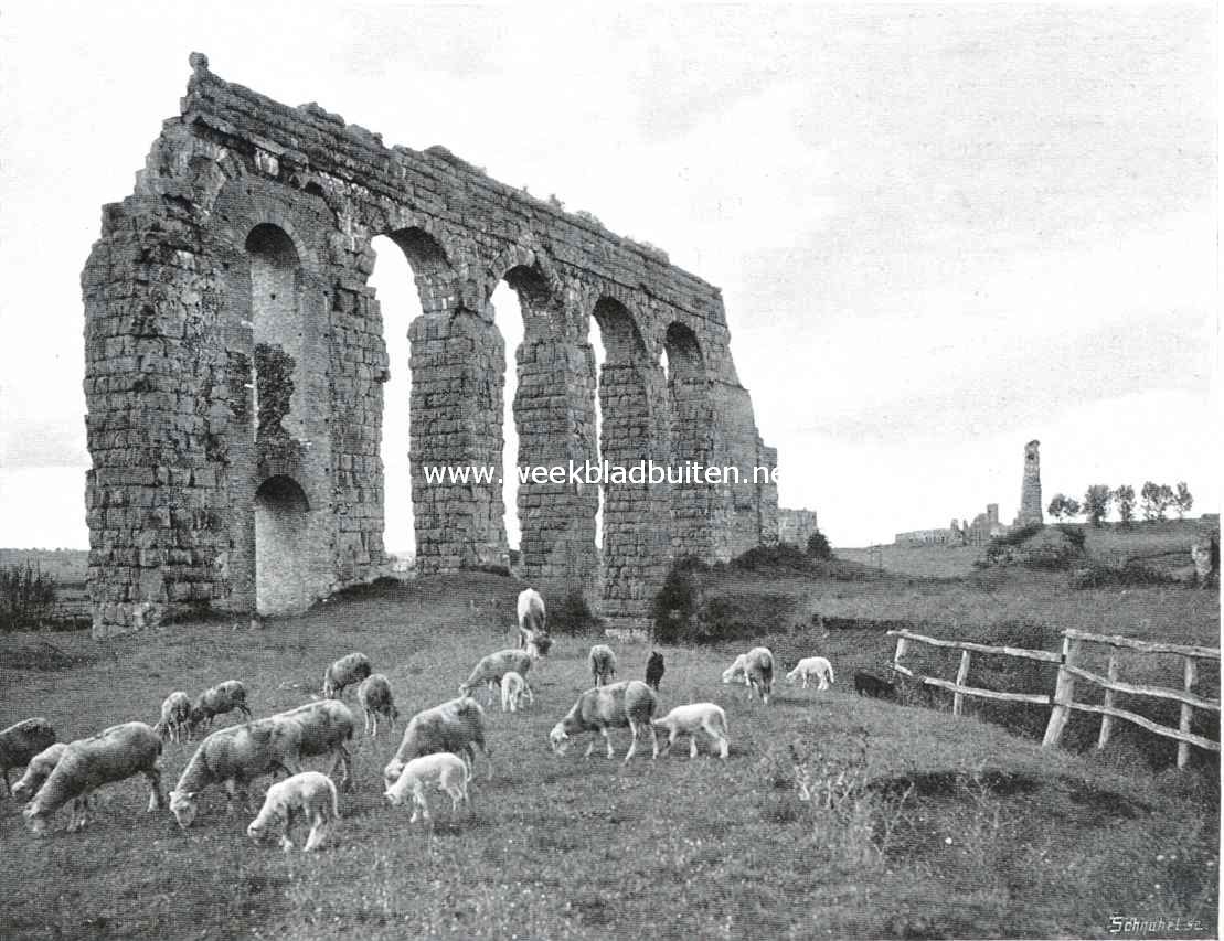 De Via Appia Antica bij Rome. Brokstukken van een aquaduct bij de Via Appia