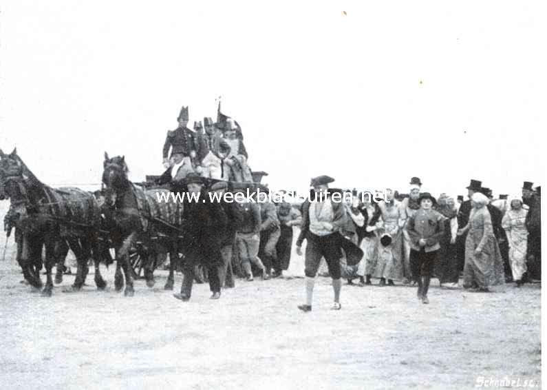 De onafhankelijkheidsfeesten te Scheveningen. De Prins van Oranje rijdt langs het strand, feestelijk ingehaald door een jubelende menigte