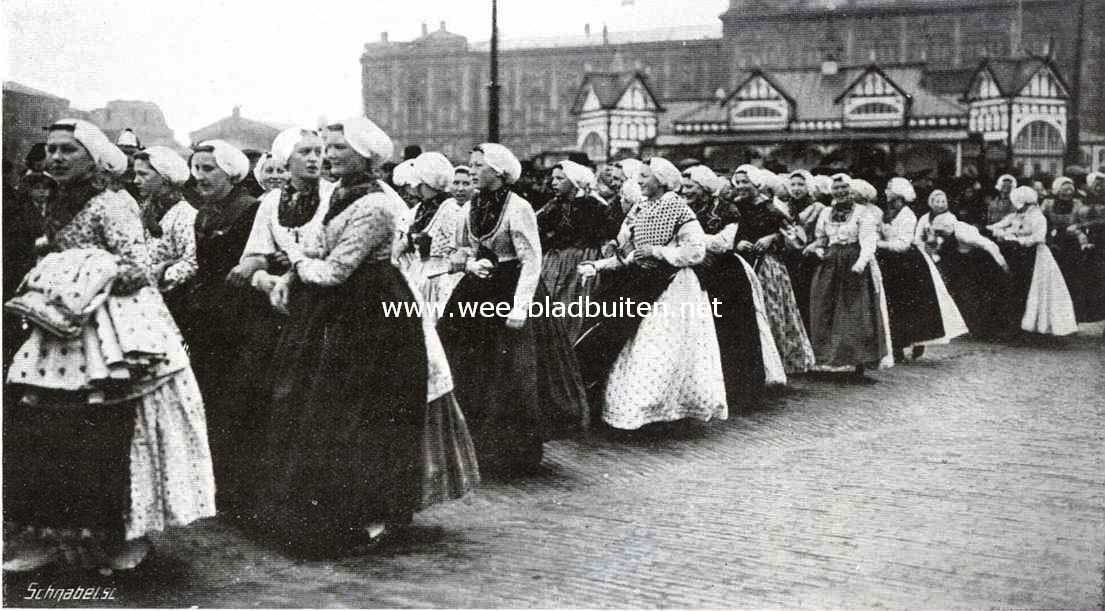 De onafhankelijkheidsfeesten te Scheveningen. Scheveningsche meisjes, in het costuum van 1813, volgen het rijtuig van den Prins van Oranje