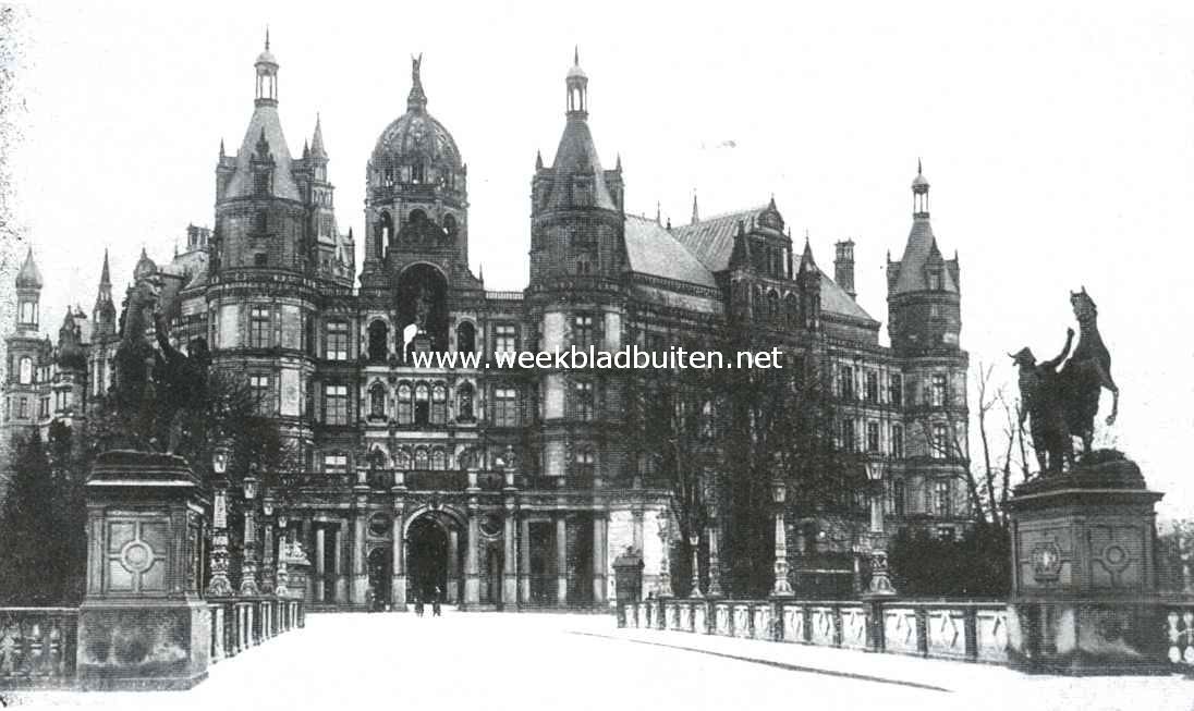 Het front van het hertogelijk slot te Schwerin vr den brand van 16 December l.l., die een groot gedeelte ervan  in de asch heeft gelegd