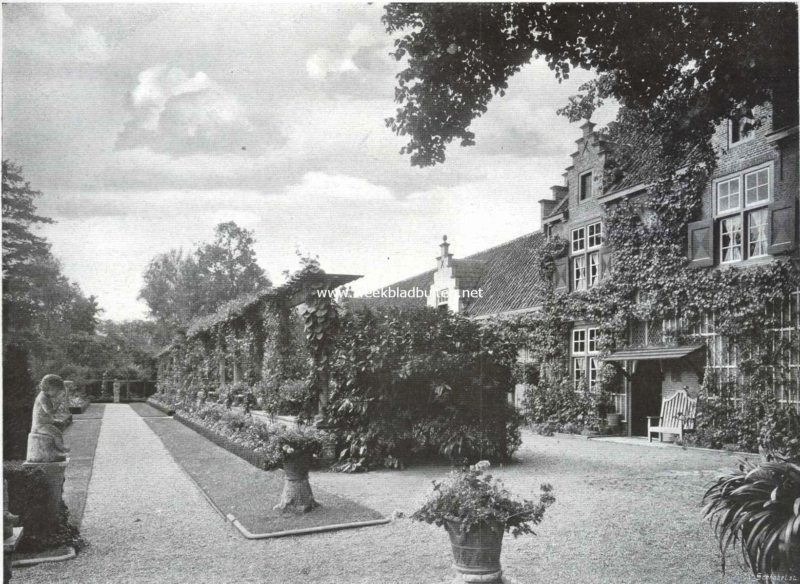Kasteel Bouvigne. De tuin achter het kasteel Bouvigne, met de woningen voor het dienstpersoneel