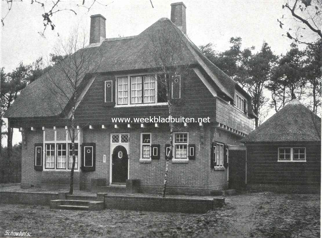 Landhuis te Blaricum, evenals het monsterhuis hierboven voor een matige som gebouwd, en toch in harmonie met de omgeving. Ontworpen door Theo Rueter