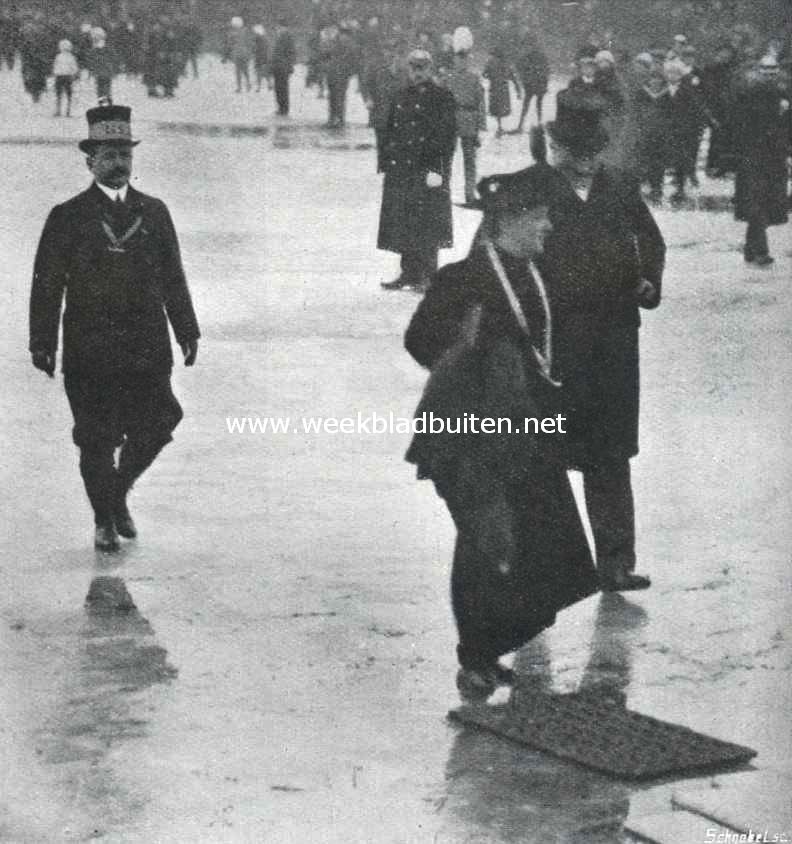 De hardrijderij op schaatsen van mannen en vrouwen te Leeuwarden. H.M. de Koningin maakt een wandeling over de ijsbaan