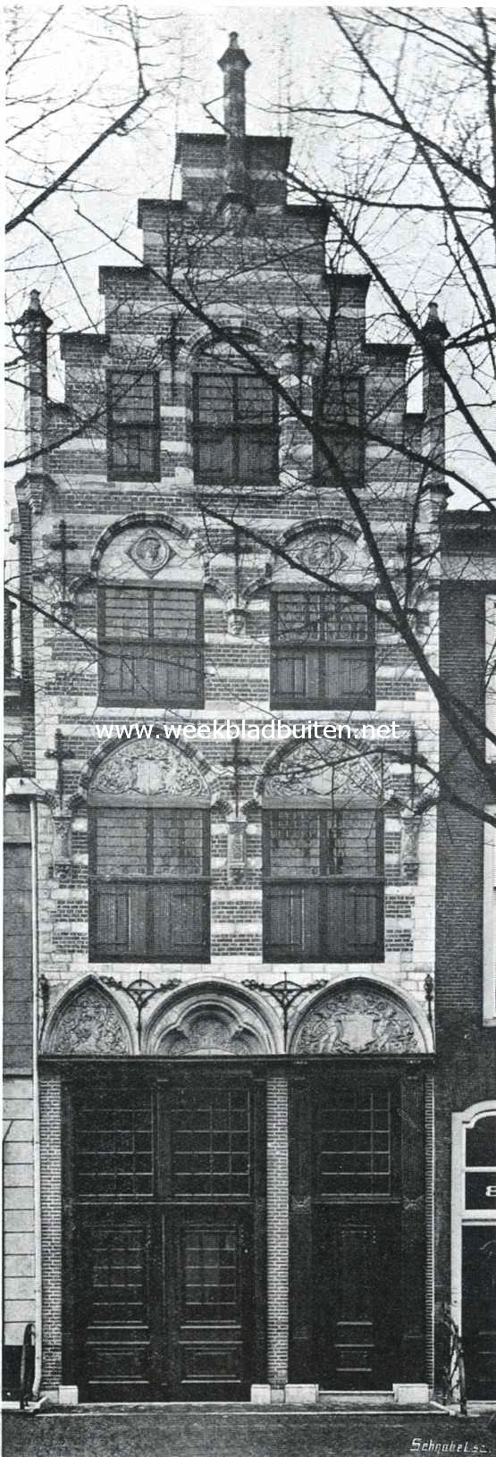 De bekroonde gevel van het huis de Handboog te Delft