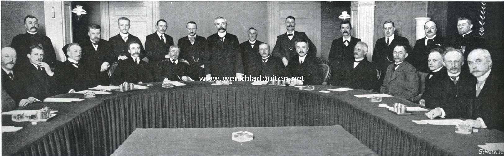 De installatie van Zaandam's sociaal-democratische burgervader, den heer K. ter Laan. In het midden van links naar rechts: Van der Laan (wethouder), Donia (wethouder en loco-burgemeester), Ter Laan (staande), Kamphuys en Duys (wethouder)