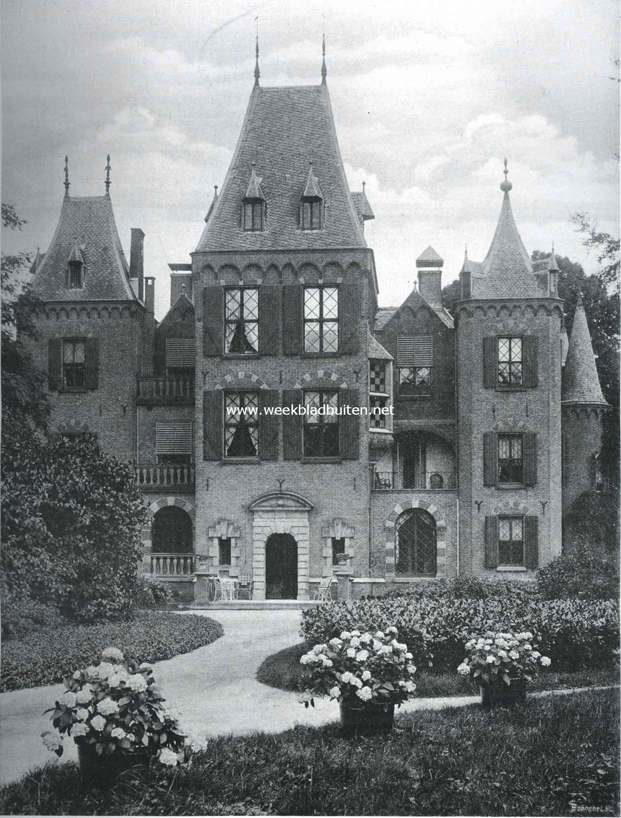 De voorgevel van kasteel 