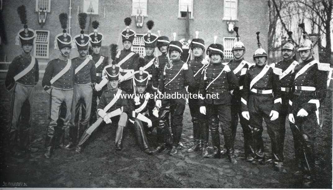 Het honderd-jarig bestaan van het derde regiment huzaren. Groep wachtmeesters van het regiment, gekleed in de huzaren-uniformen (der chevaux-lgers, van het 5de, van het latere 3de dragonders en van de tegenwoordige huzaren) van 1814-1914