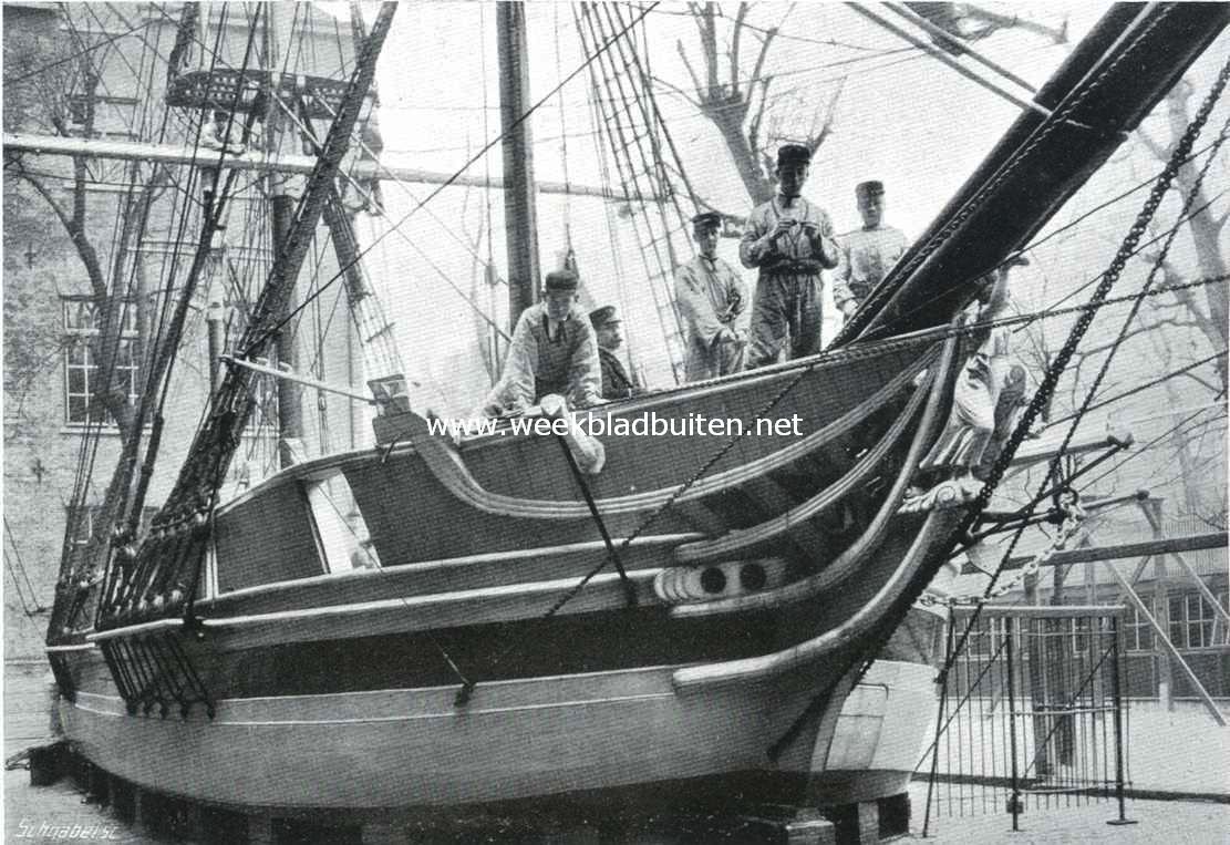 Romp van het oefenschip op de binnenplaats der kweekschool. Bij het eeuwfeest van het herstel der kweekschool voor de zeevaart te Amsterdam op 1 Maart l.l.
