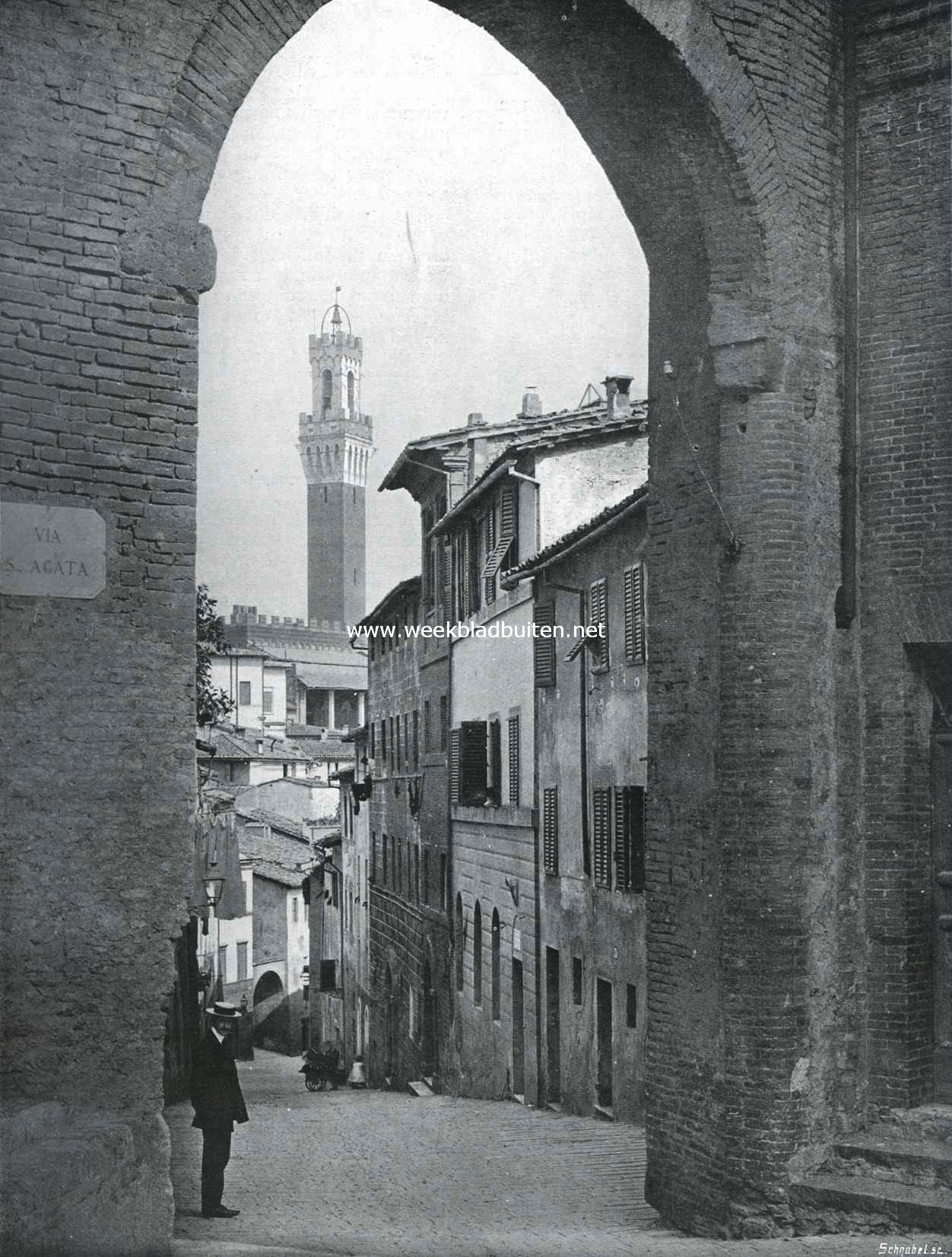 Een straat te Siena met den toren del Mangia op den achtergrond