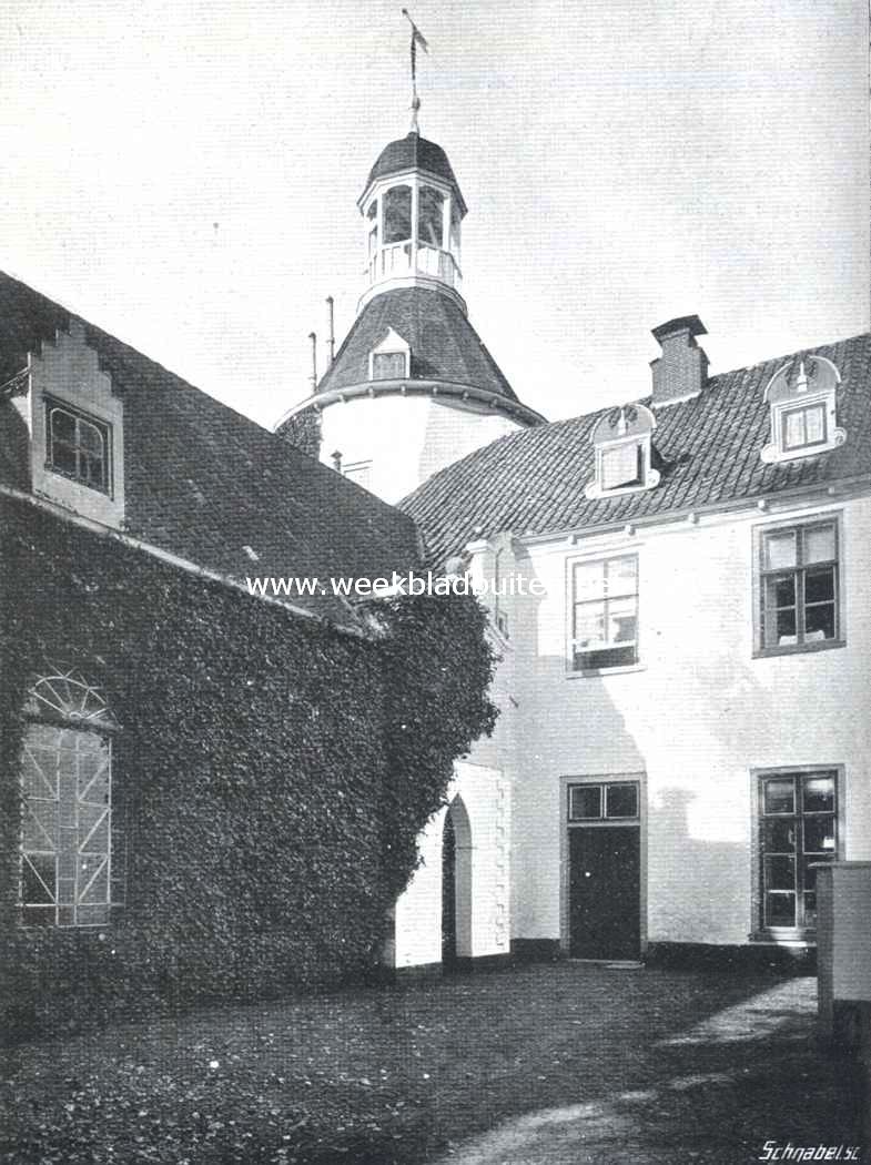Het kasteel Wisch. Hoek van de binnenplaats met toren