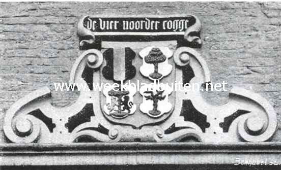 De eigenaardige gevelsteen boven de deuromlijsting van het huis 