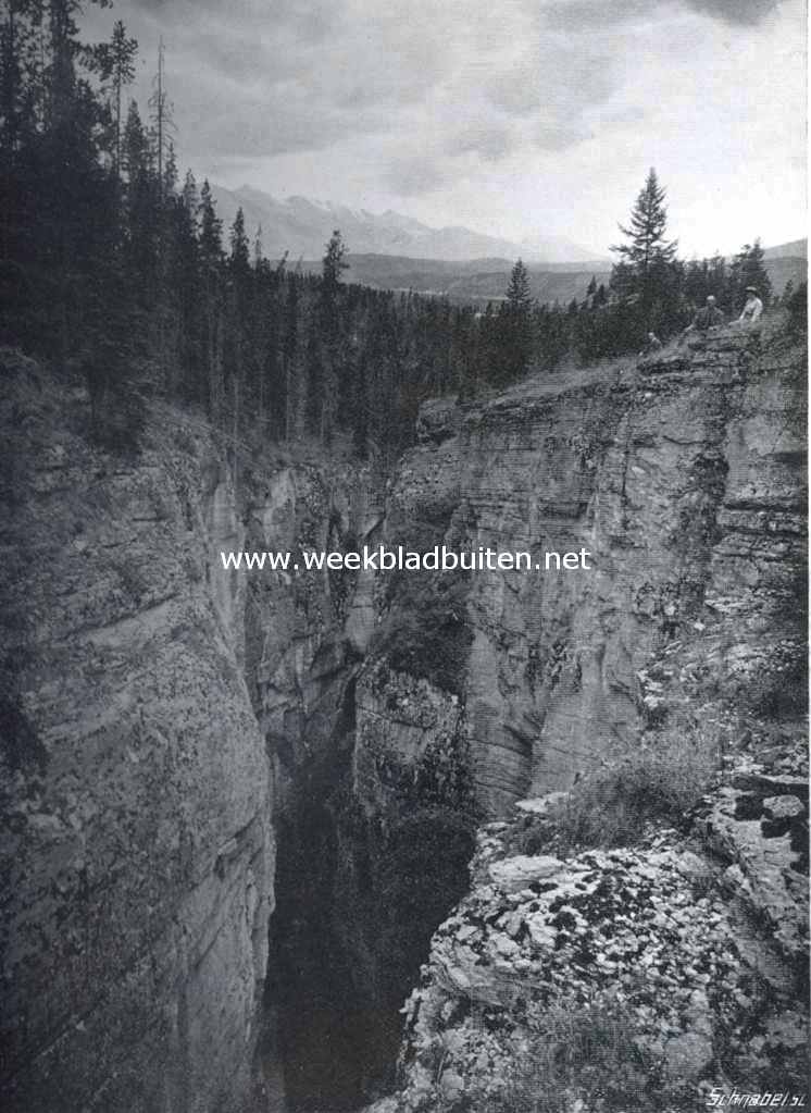 Canada. De kloof, door de rivier de Maligne gevormd in de Rocky Mountains