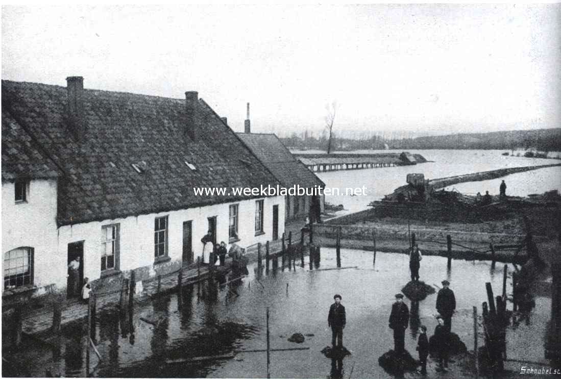 Huizen bij het overstroomd land te Spijck. En de wateren vermeerderden zeer op de aarde .