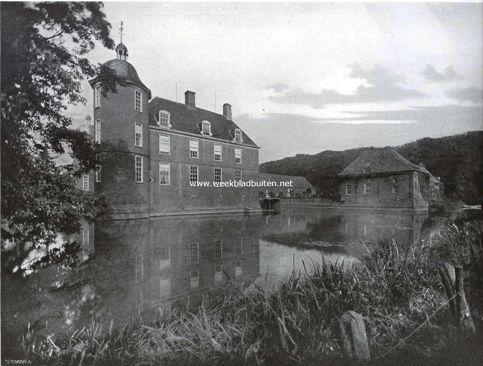 De Slangenburg. De Slangenburg met voorgebouwen, van ter zijde gezien