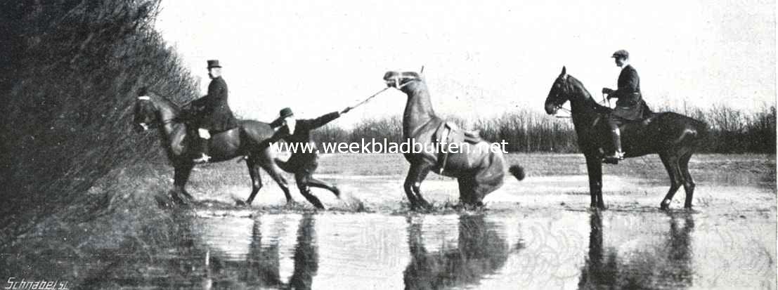 De vossenjacht in de omstreken van Lochem. Een der paarden bleef bijna in het water steken