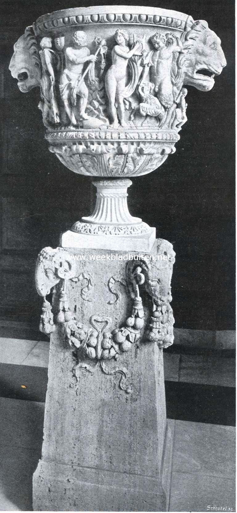 De Slangenburg. De Italiaansche marmeren vaas in de hal