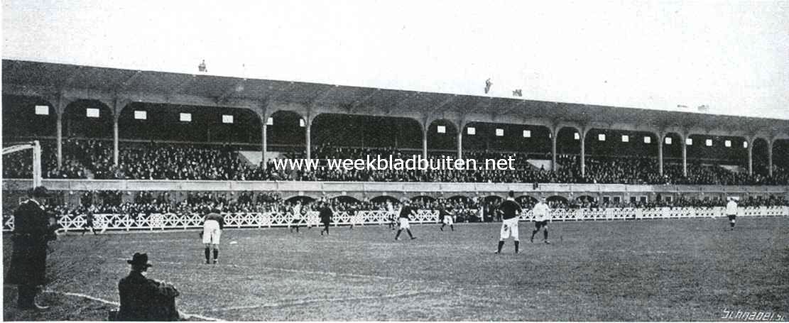 De voetbalwedstrijd Holland-Duitschland in het nieuwe stadion. Gezicht op de overdekte tribunes