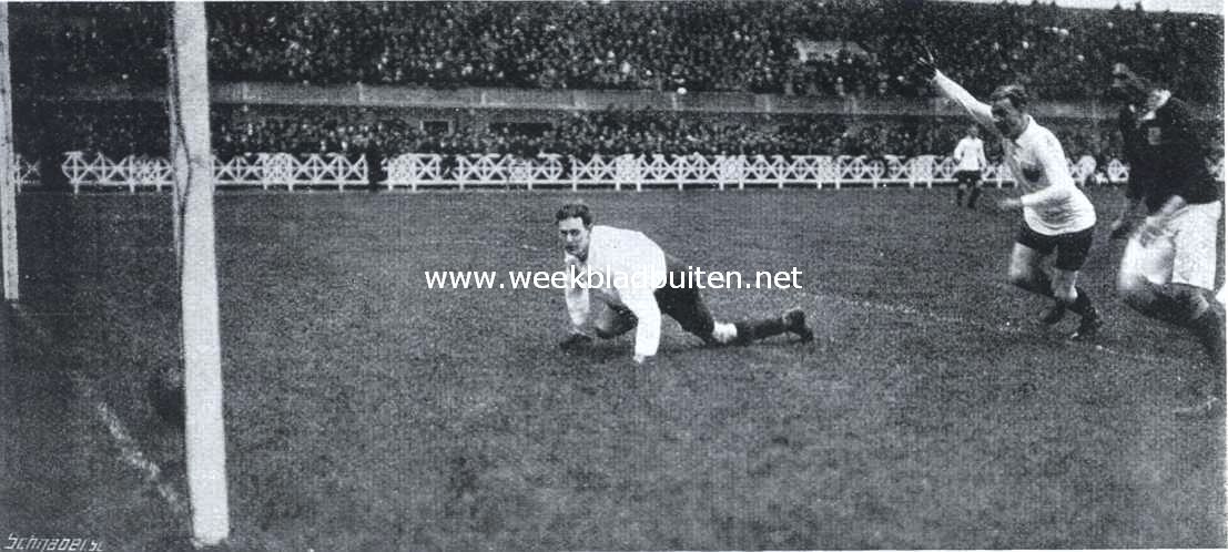 De voetbalwedstrijd Holland-Duitschland in het nieuwe stadion. Een spannend oogenblik. Jger schiet den bal tegen den vallenden Gbel en kalm rolt het leder over den doellijn. Duitschland leidt met 2-1
