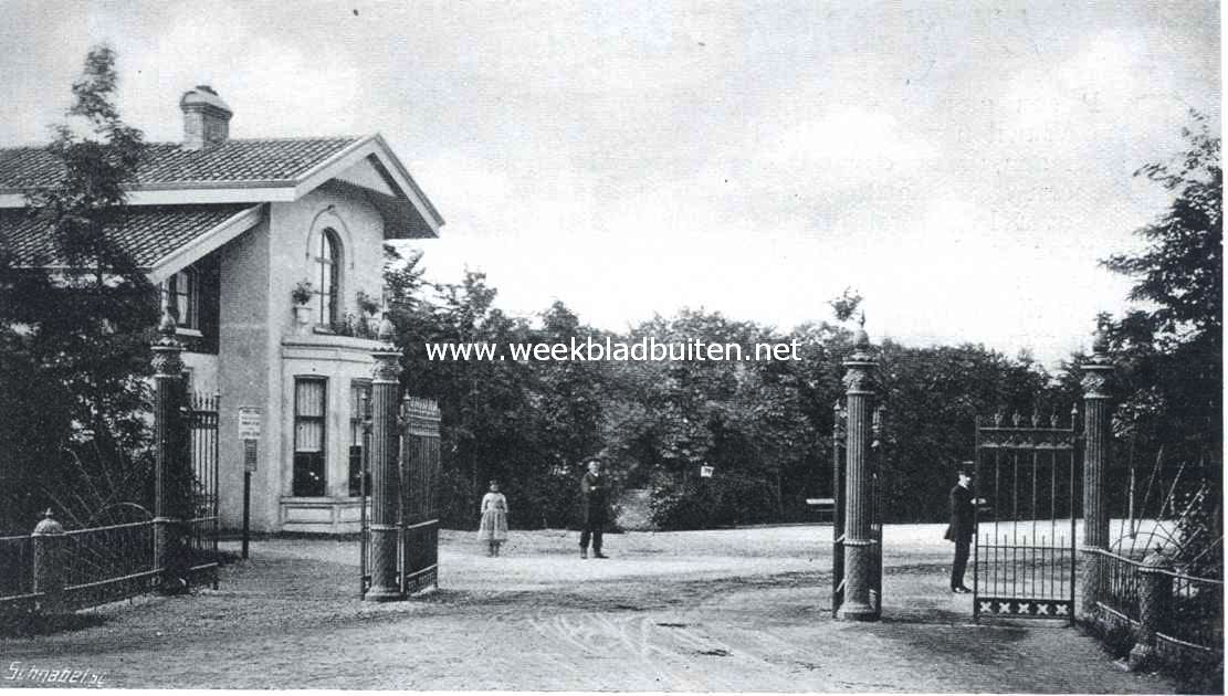 De halve eeuw van het Vondelpark. Het oorspronkelijk hek aan den ingang Buitensingel (thans Stadhouderskade) omstreeks 1870