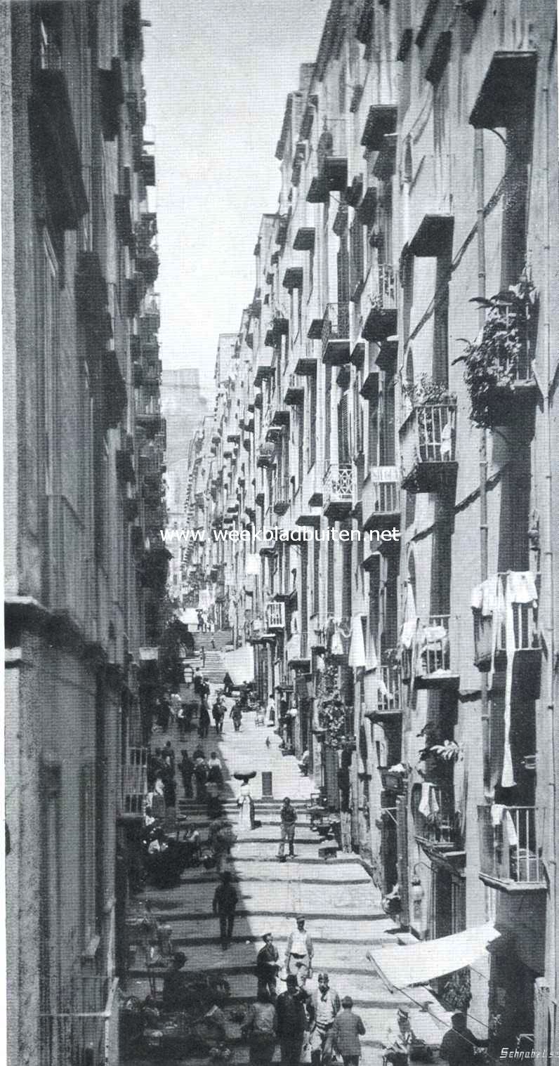 Napels, stad van schoonheid en hartstocht. Straat in een Napelsche volksbuurt