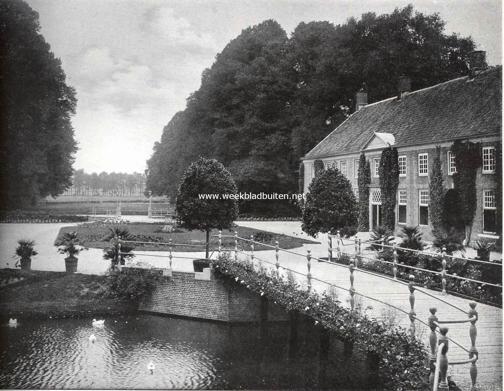 Het kasteel Ter Horst. Voorplein met tuinmanswoning