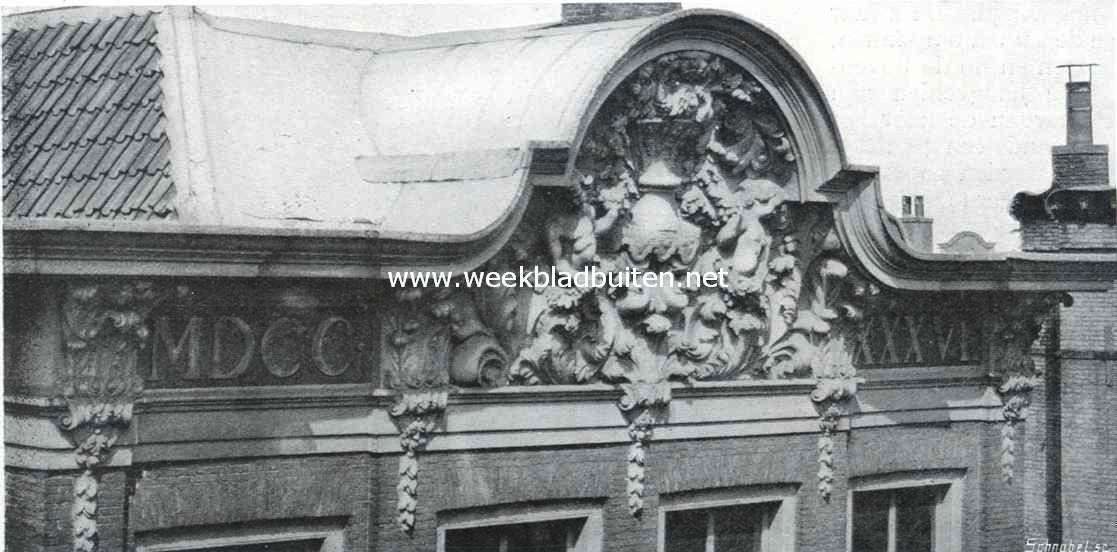 Sloopend herboren Nederland VI. De kleinere steden en het platteland van Zuid-Holland. Kroonlijst van het huis Wijnstraat 95 te Dordrecht, dat in 1907 werd gesloopt. Naar een foto van het Rijksbureau voor monumenten, te 's-Gravenhage