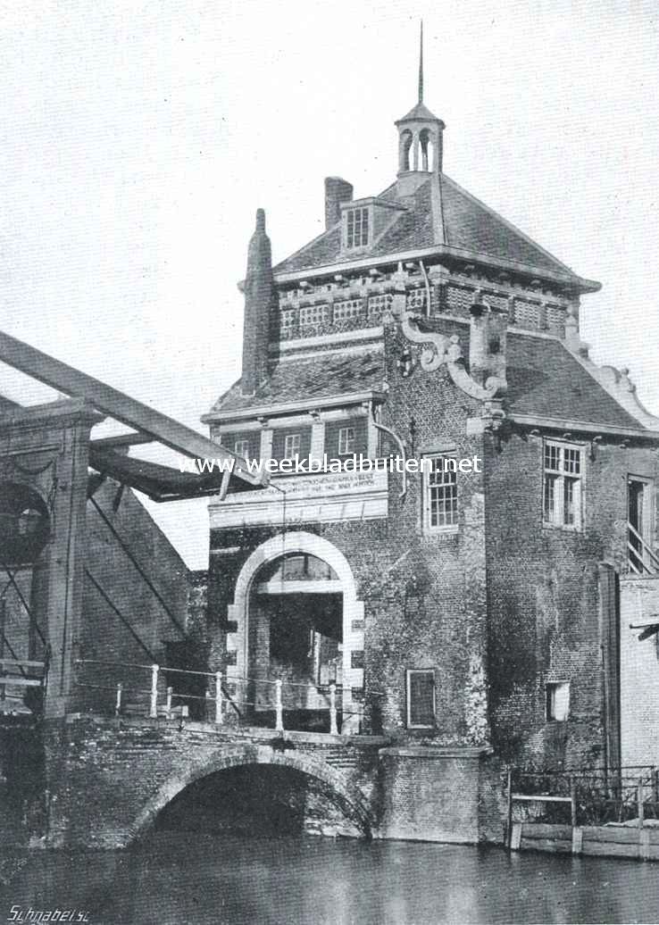 Sloopend herboren Nederland VI. De kleinere steden en het platteland van Zuid-Holland. (Vervolg). De Spuipoort te Dordrecht, gesloopt in 1870. Naar een foto in het gemeente-archief aldaar
