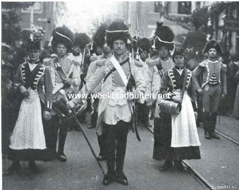 De Onafhankelijkheidsfeesten te Naarden. De Blauwe Grenadiers met de marketensters in den optocht