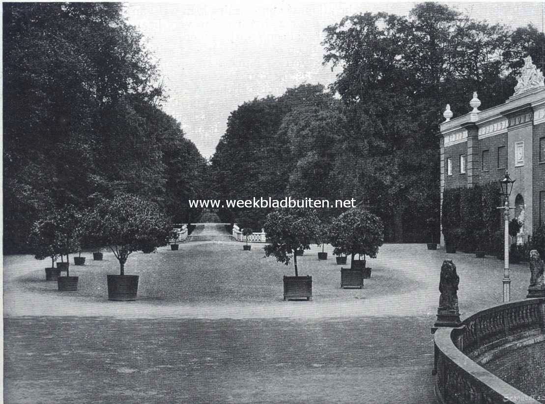 Het kasteel Biljoen. Gezicht uit het kasteel op het voorplein en de oprijlaan