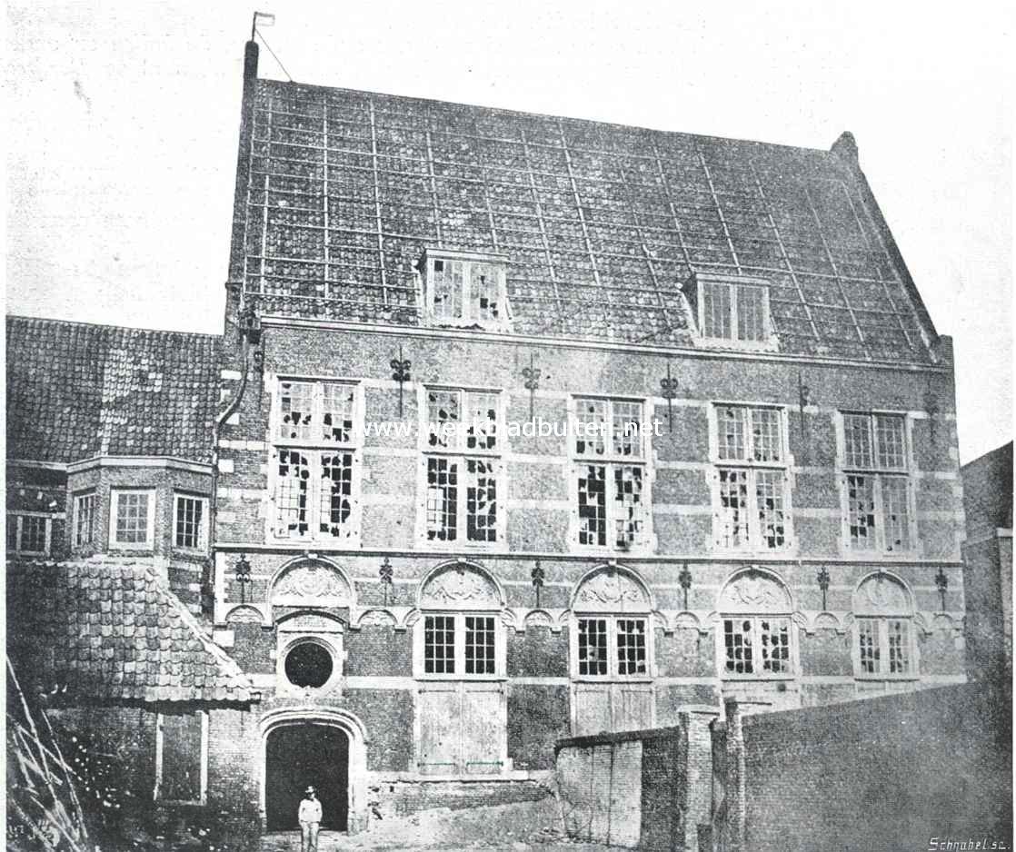 Sloopend herboren Nederland VI. De kleinere steden en het platteland van Zuid-Holland. (Slot). De Kloveniersdoelen te Dordrecht, waar in 1619 de Nationale Synode vergaderde, in den vervallen toestand, waarin het gebouw kort voor de slooping, in 1857, verkeerde. Naar eene teekening in het Gemeente-archief aldaar